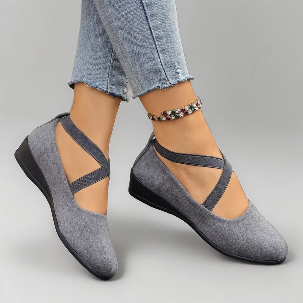 Détail de la finition brillante du mocassin noir verni pour femme
