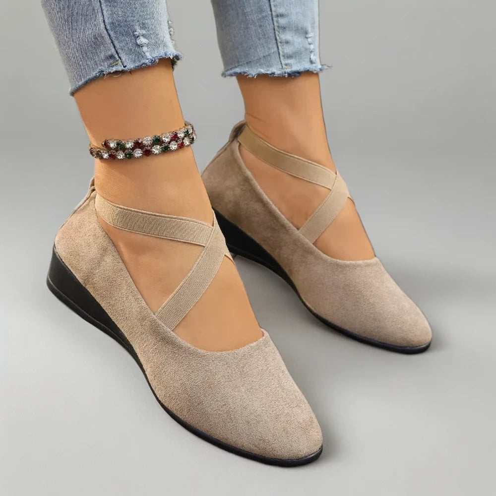 Mocassin noir confortable femme à port quotidien, look intemporel chic