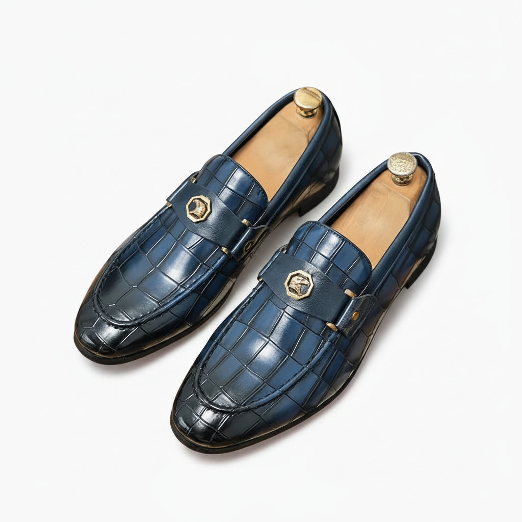 Mocassin vernis noir brillant vue de profil avec cuir laqué réfléchissant