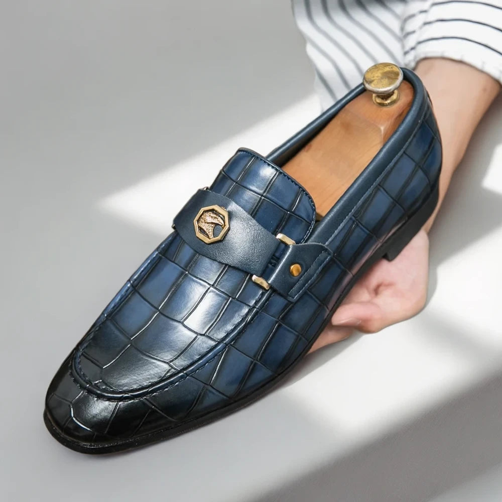 Mocassins vernies couleur bordeaux posés sur surface claire en gros plan