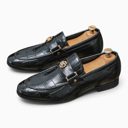 Chaussure mocassin vernis vue de profil mettant en avant la coupe épurée