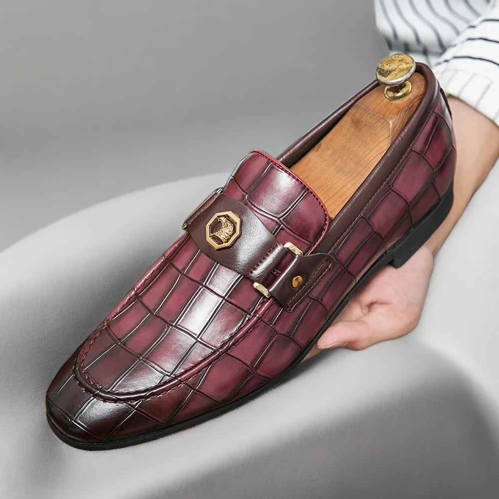 Mocassin verni marron foncé détail de la semelle et du design classique
