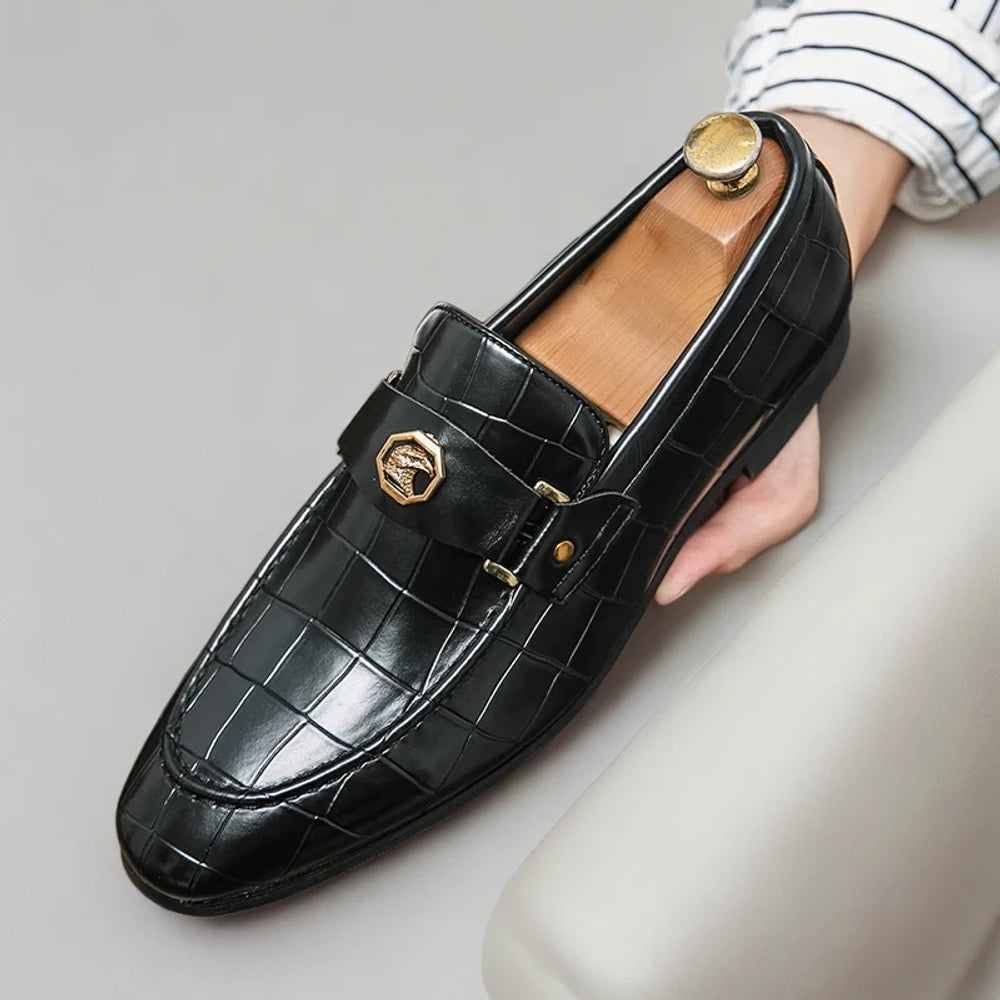 Paire de mocassins vernis noirs portés avec costume d'affaires en situation