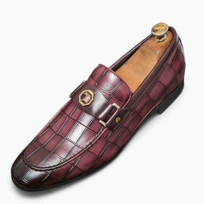 Mocassin vernis porté avec costume d'affaires en contexte professionnel élégant