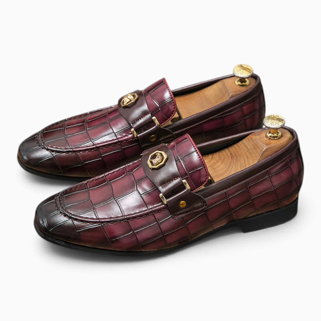 Paire de mocassins croco bordeaux vernis avec motif crocodile en relief et boucles dorées