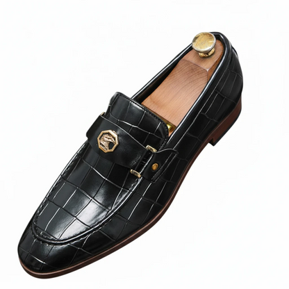 Paire de mocassins vernis posée montrant la symétrie et le design raffiné