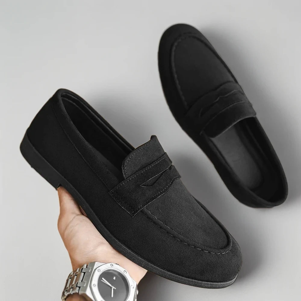 Détail du cuir souple du mocassin wide fit sans lacet, enfilement facile
