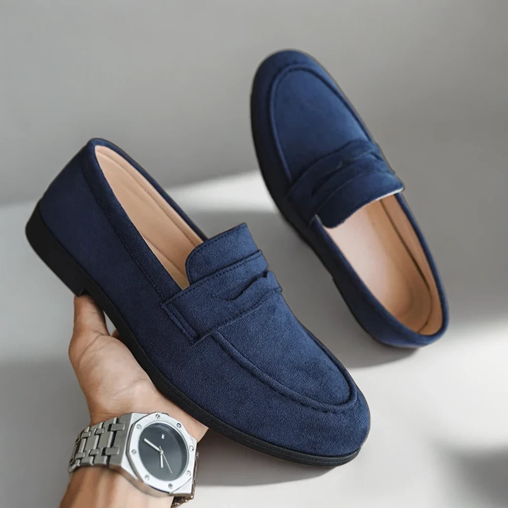 Mocassin homme wide fit noir porté avec costume de bureau élégant