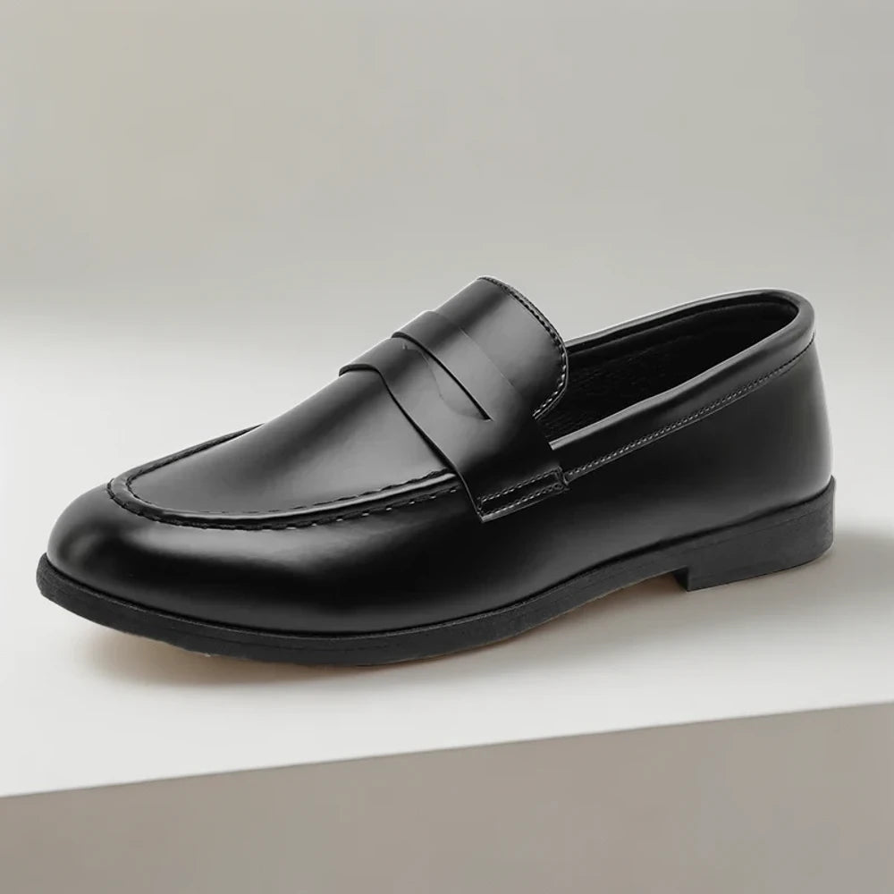 Profil latéral du mocassin wide fit montrant les lignes épurées du design