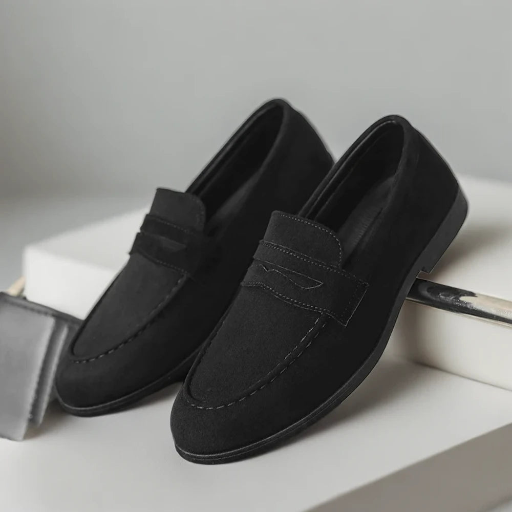 Mocassin wide fit noir style italien se mariant avec tenue casual chic
