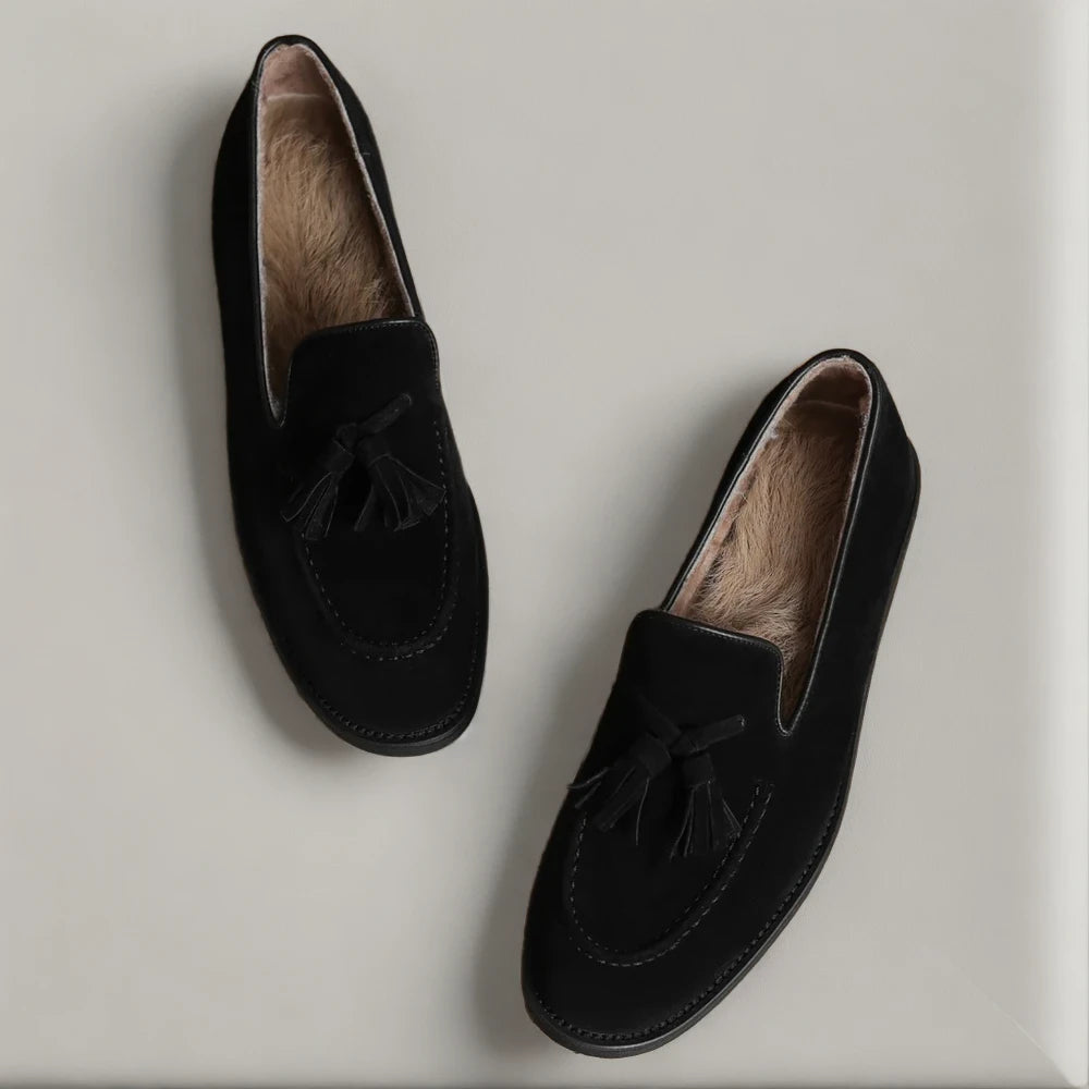 Mocassin a frange femme noir, gros plan sur la texture du suédé naturel