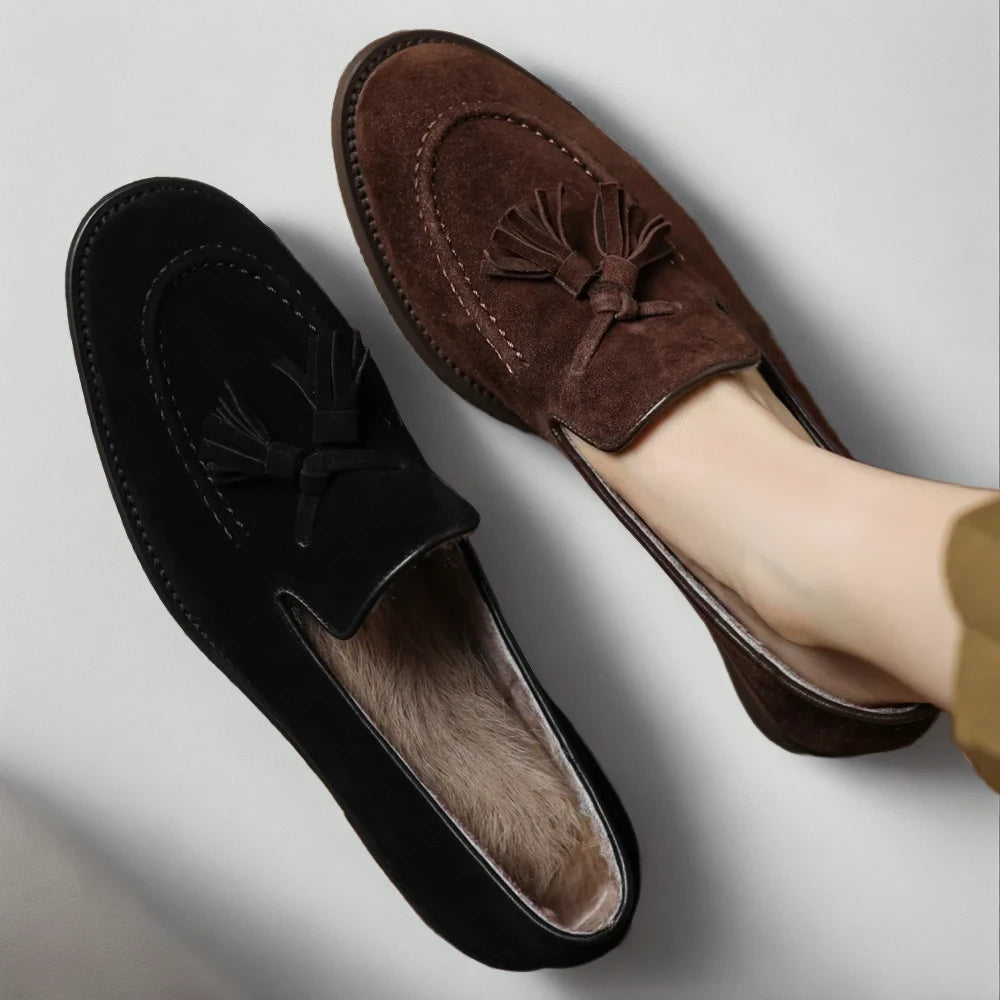 Mocassins franges femme, paire assortie en noir et marron vue de dessus