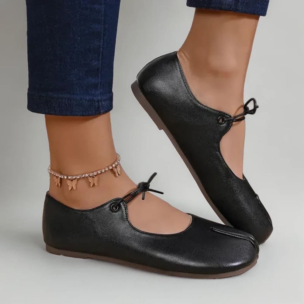 Profil latéral du mocassin femme picots montrant le talon plat et la souplesse