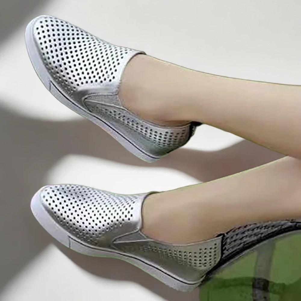 Vue de dessus des mocassins ajourés femme soulignant le design aéré