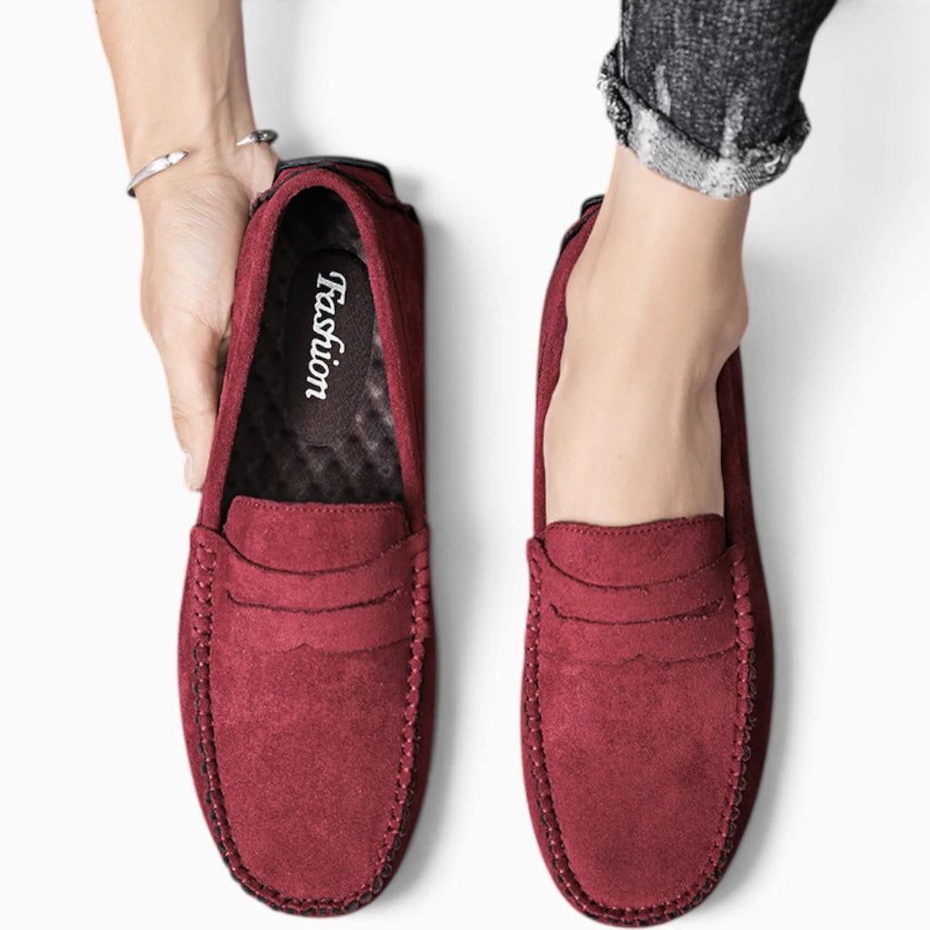 Chaussure mocassin ouvert homme en daim, gros plan de la texture et de la qualité