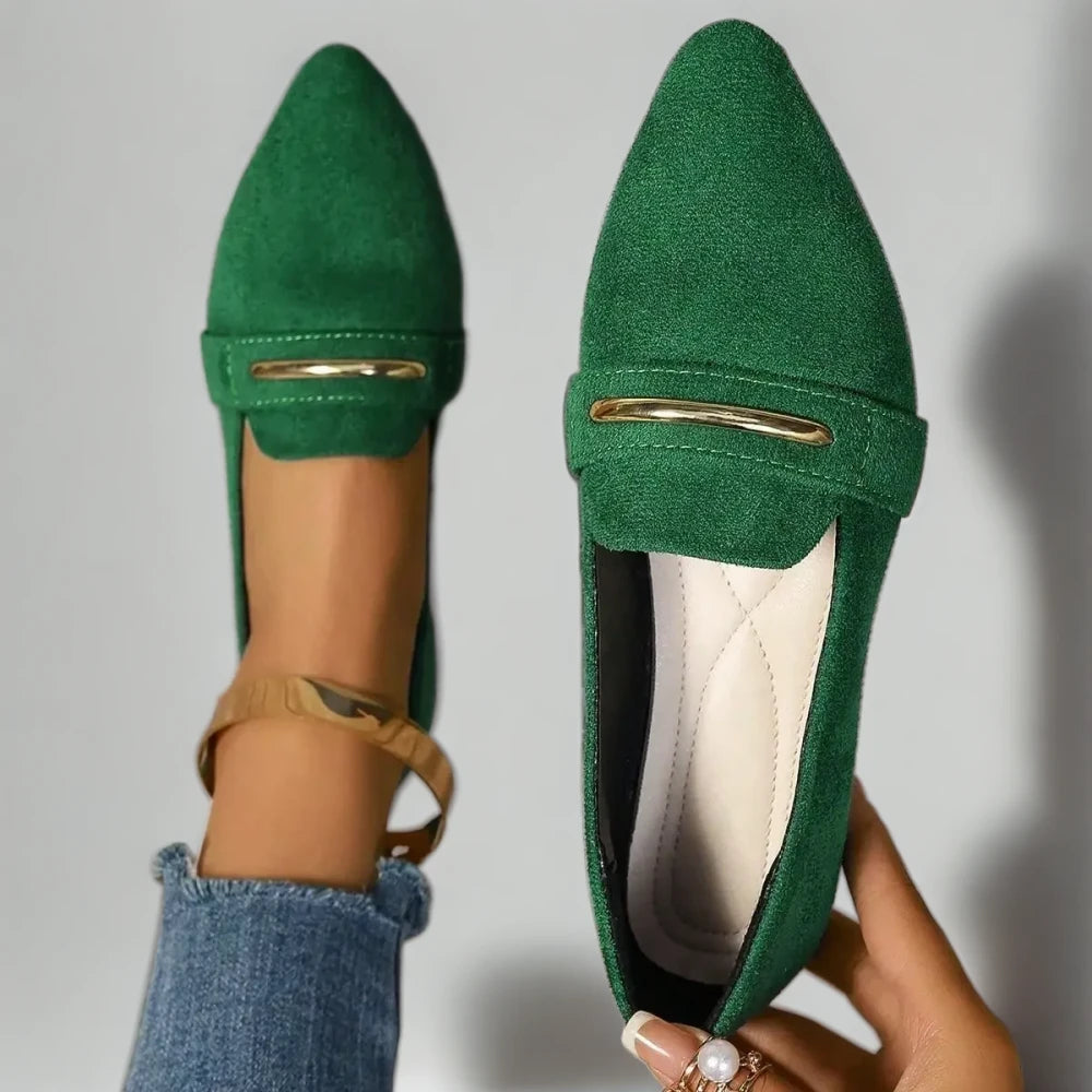 Paire de mocassins femme bicolores rouge et noir vue de côté