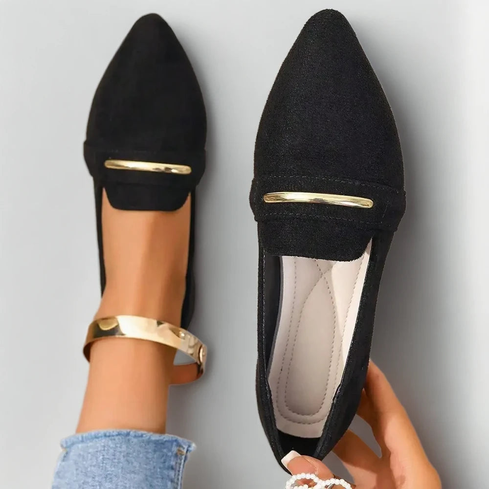 Mocassins bicolores femme portés au quotidien avec tenue décontractée