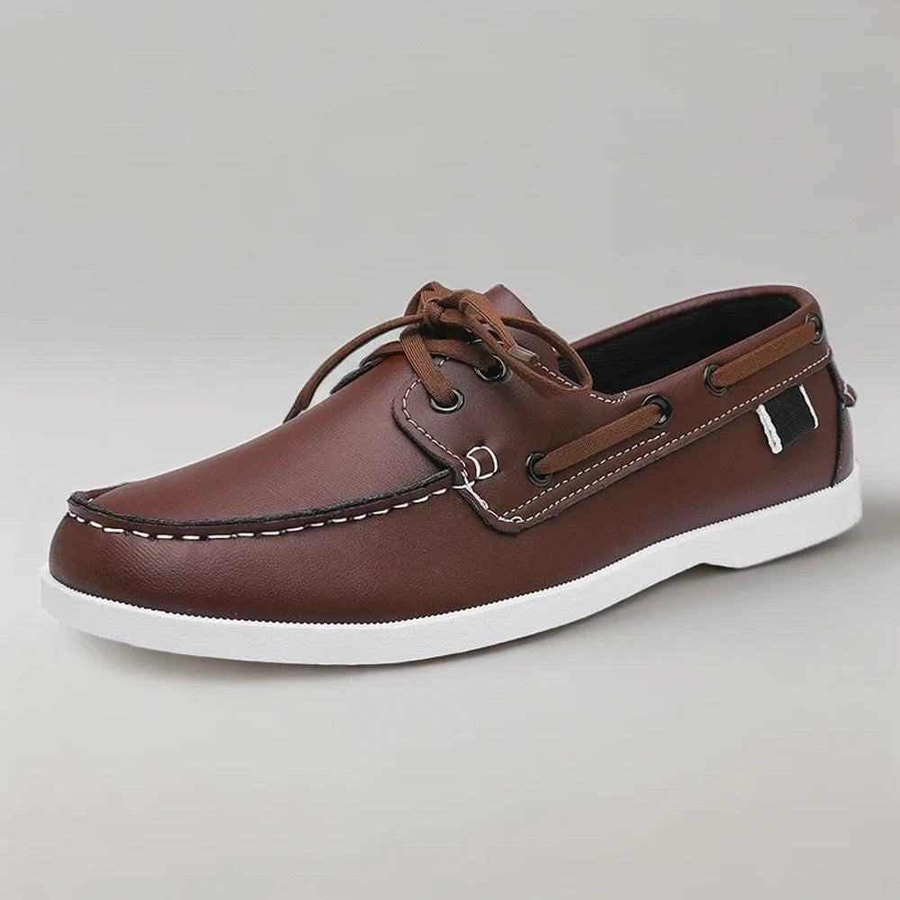 Paire de mocassins homme bicolores marron clair et foncé vue de côté