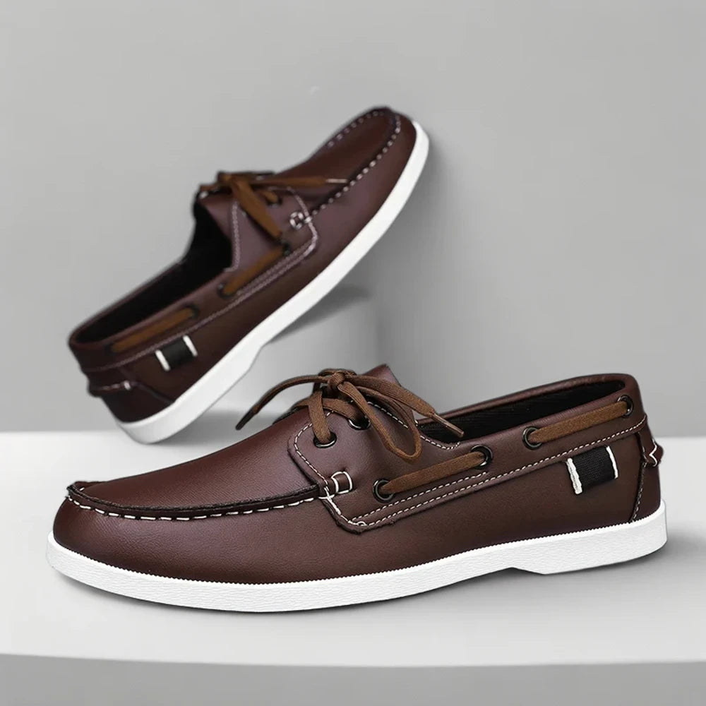 Mocassins bicolores homme marron élégants sur fond blanc