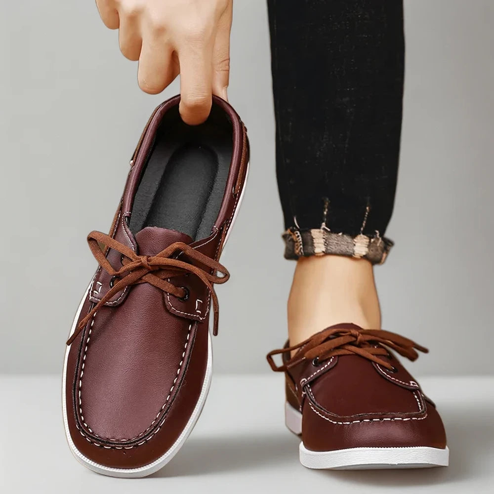 Mocassins homme sans lacets bicolores noirs portés en ville