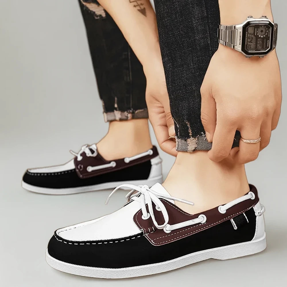 Vue de trois quarts mocassins bicolores homme bleu décontracté