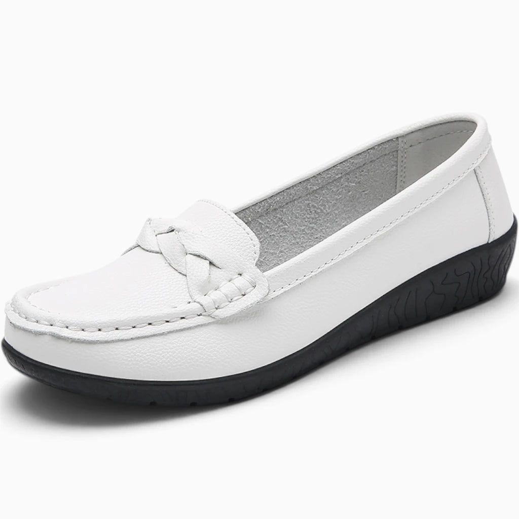 Mocassins chunky femme blanc vue de trois-quarts, silhouette généreuse en croûte de cuir souple