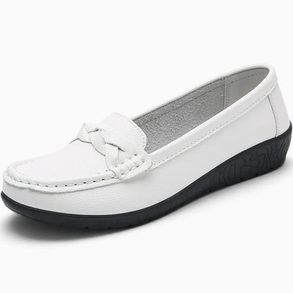 Mocassins chunky femme blanc vue de trois-quarts, silhouette généreuse en croûte de cuir souple