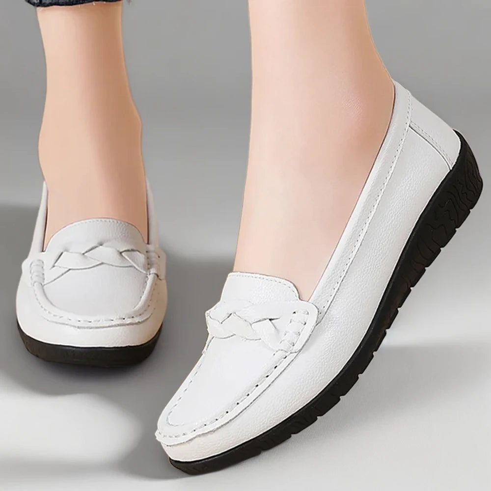 Mocassin chunky femme blanc lumineux porté avec jean brut