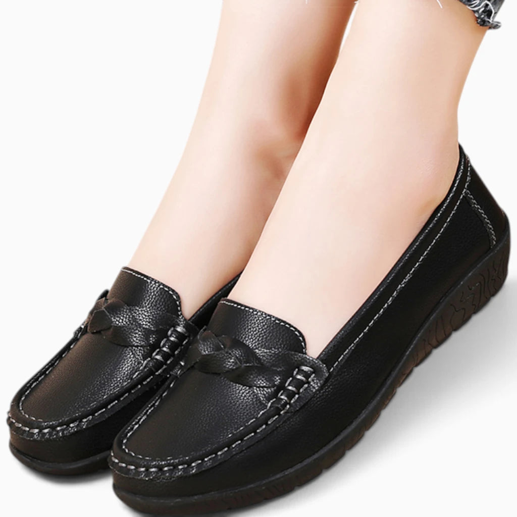 Mocassins chunky femme noir portés au pied sur tenue casual
