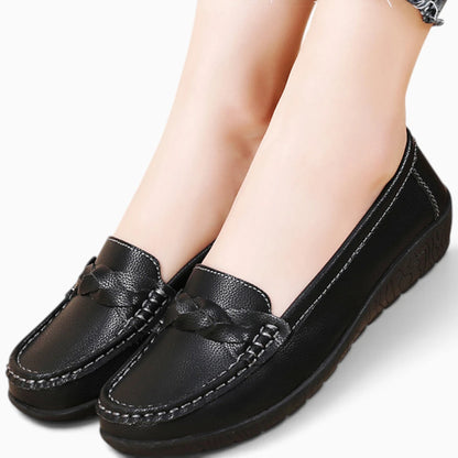 Mocassins chunky femme noir portés au pied sur tenue casual