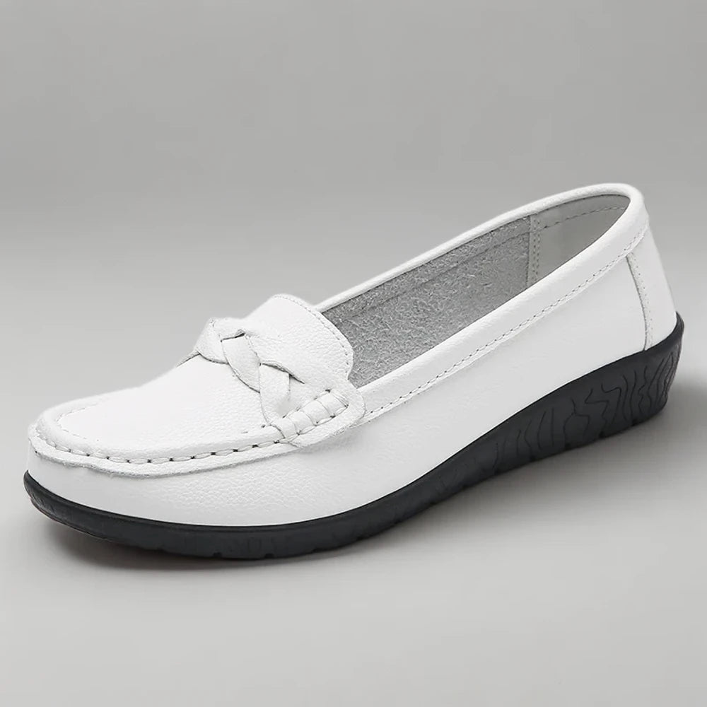Détail du cuir souple des mocassins chunky pour femme
