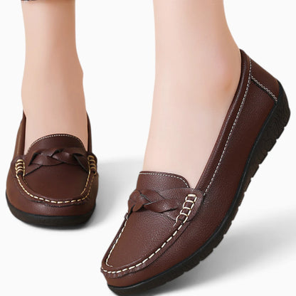 Mocassins chunky marron portés avec jean, style affirmé et confortable
