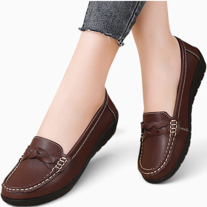 Mocassins chunky marron sur pied, relief et caractère pour tenue décontractée