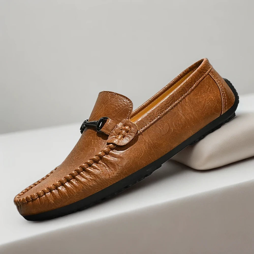 Paire de mocassins noirs sans lacet, vue de profil sur fond blanc