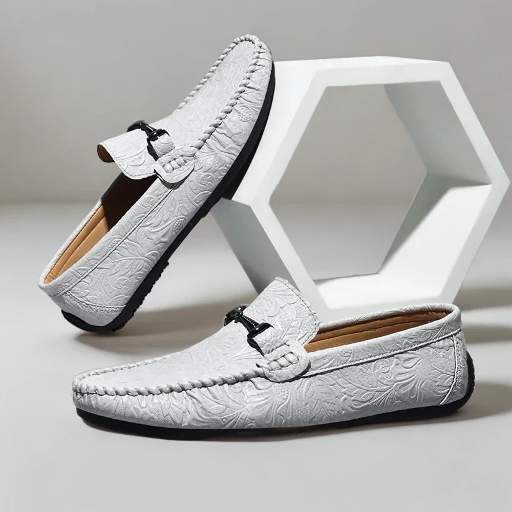 Mocassins classiques pour homme disponibles en trois coloris: noir, marron et blanc