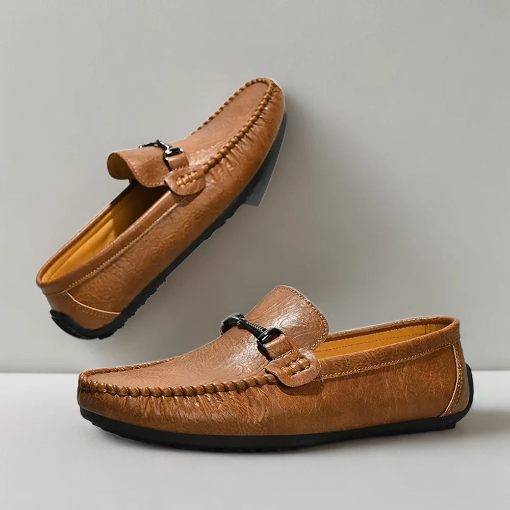Homme portant des mocassins marron décontractés, chaussure légère et sans effort