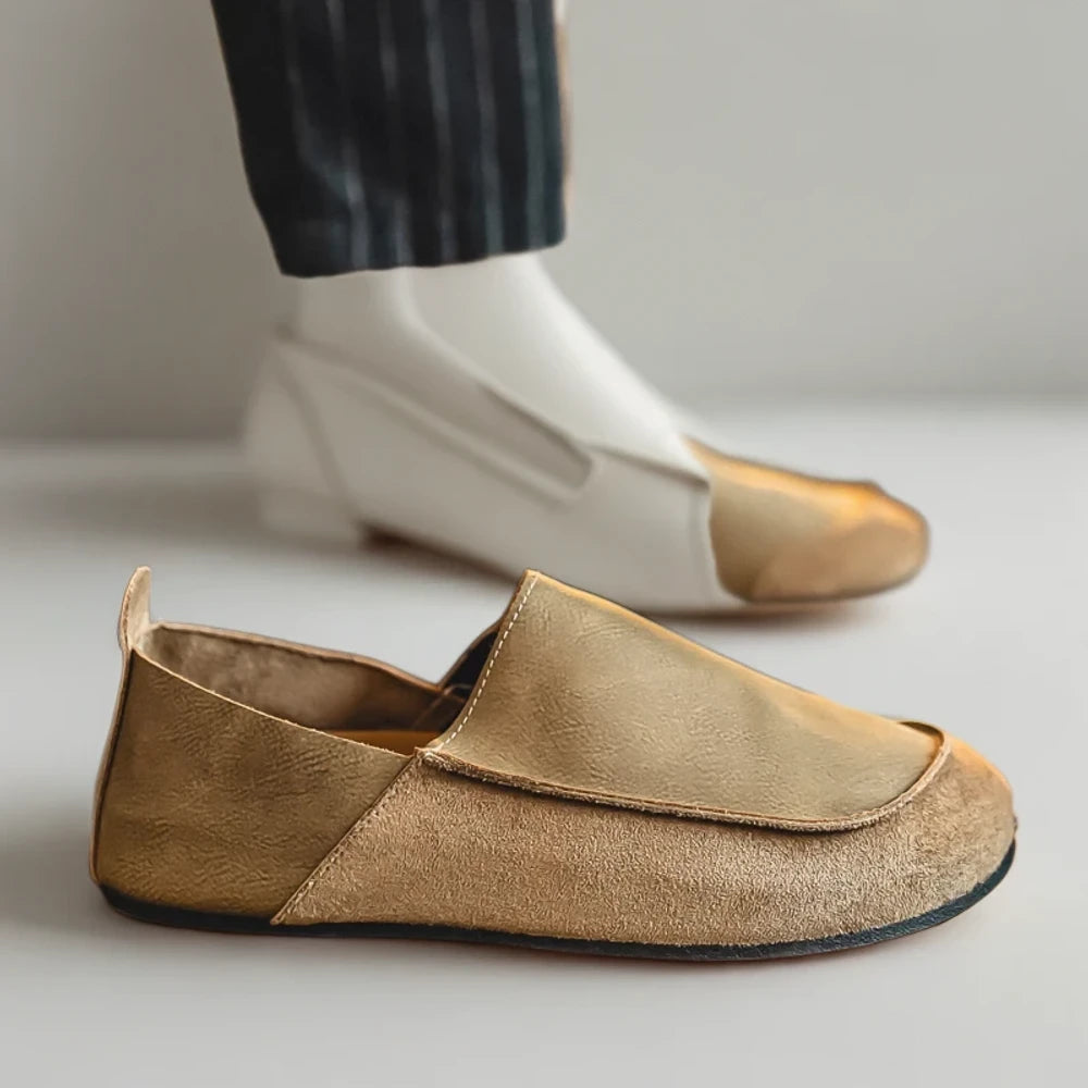 Détail des clous métalliques sur mocassins noirs à grosses semelles