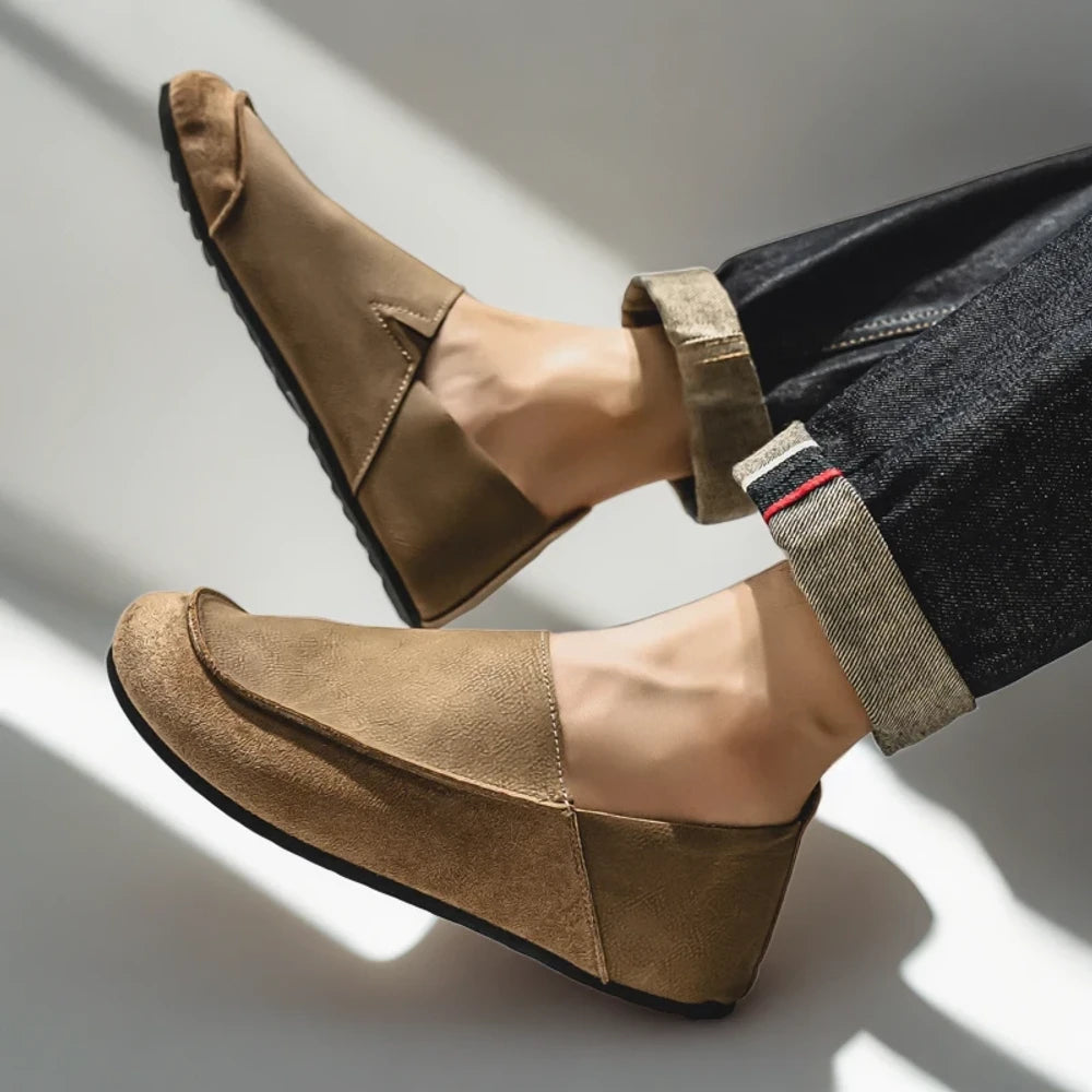 Vue de profil mocassins grosses semelles en kaki, design minimaliste