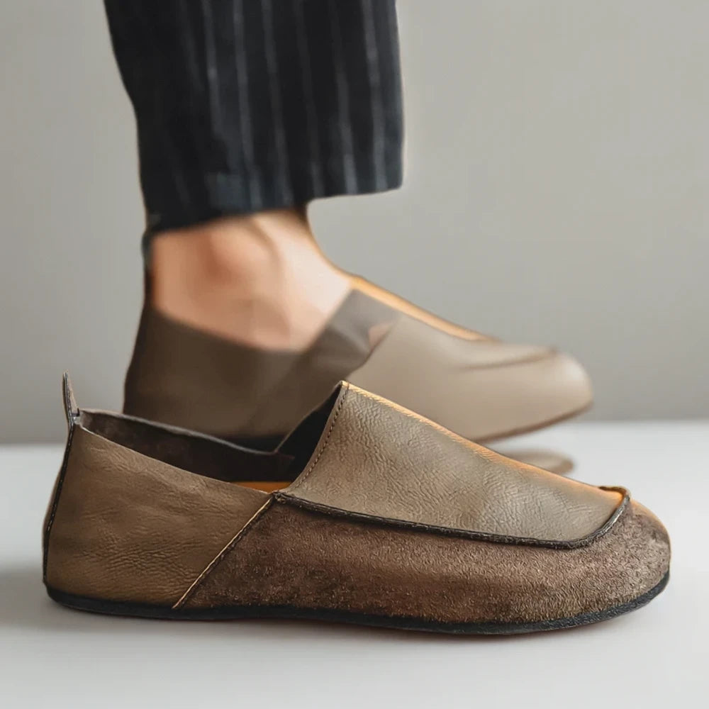 Détail texture textile mocassins cloutés à grosses semelles pour confort optimal