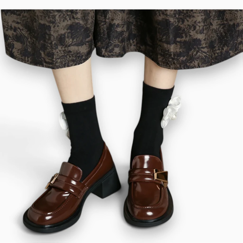 Mocassins compensés noir avec talon carré stable et forme enveloppante