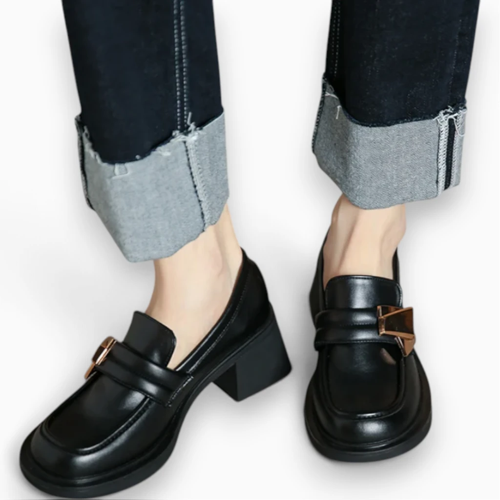 Chaussure mocassin compensée noire vue de profil montrant la semelle épaisse