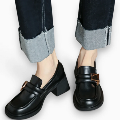 Chaussure mocassin compensée noire vue de profil montrant la semelle épaisse