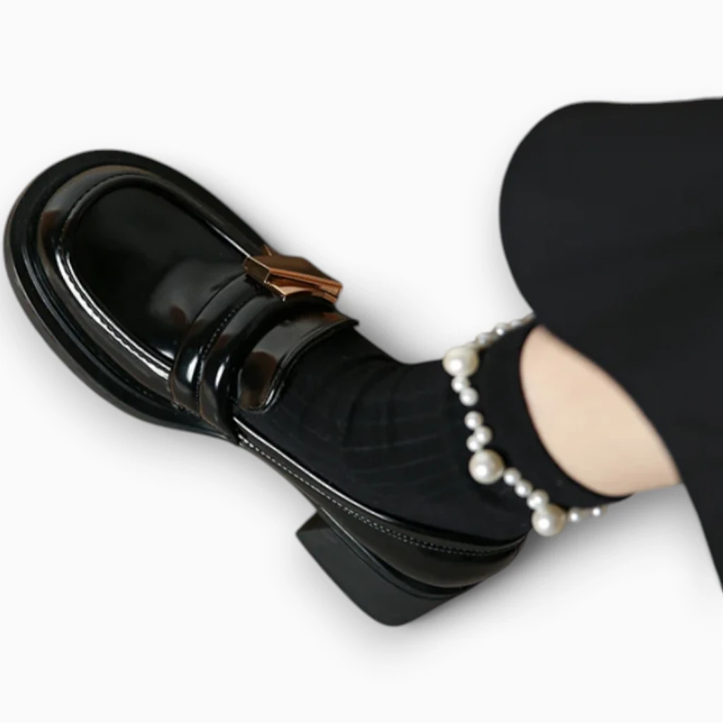 Paire de mocassins noirs à compensation portée avec tenue décontractée