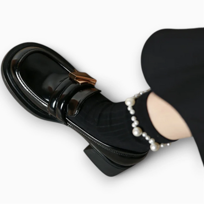 Paire de mocassins noirs à compensation portée avec tenue décontractée
