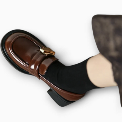 Détail du dessus synthétique noir du mocassin compensé et de la découpe confortable