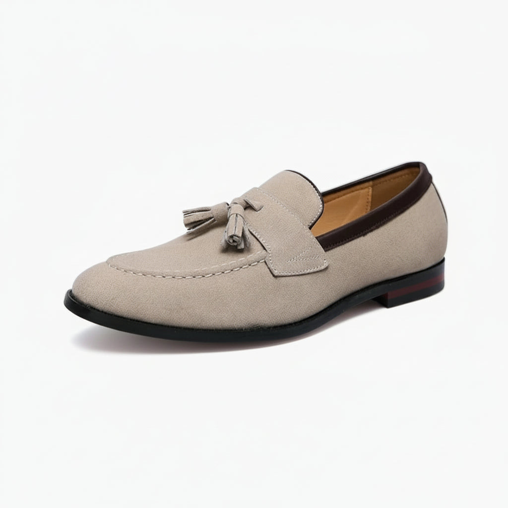 Mocassins de conduite en daim beige avec glands, vue de profil