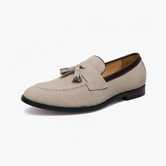 Mocassins de conduite en daim beige avec glands, vue de profil
