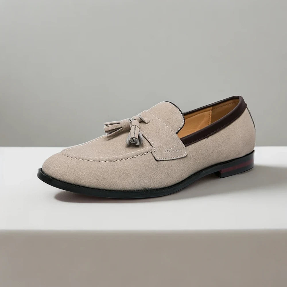 Mocassins de conduite noirs à semelle souple, détail du design épuré