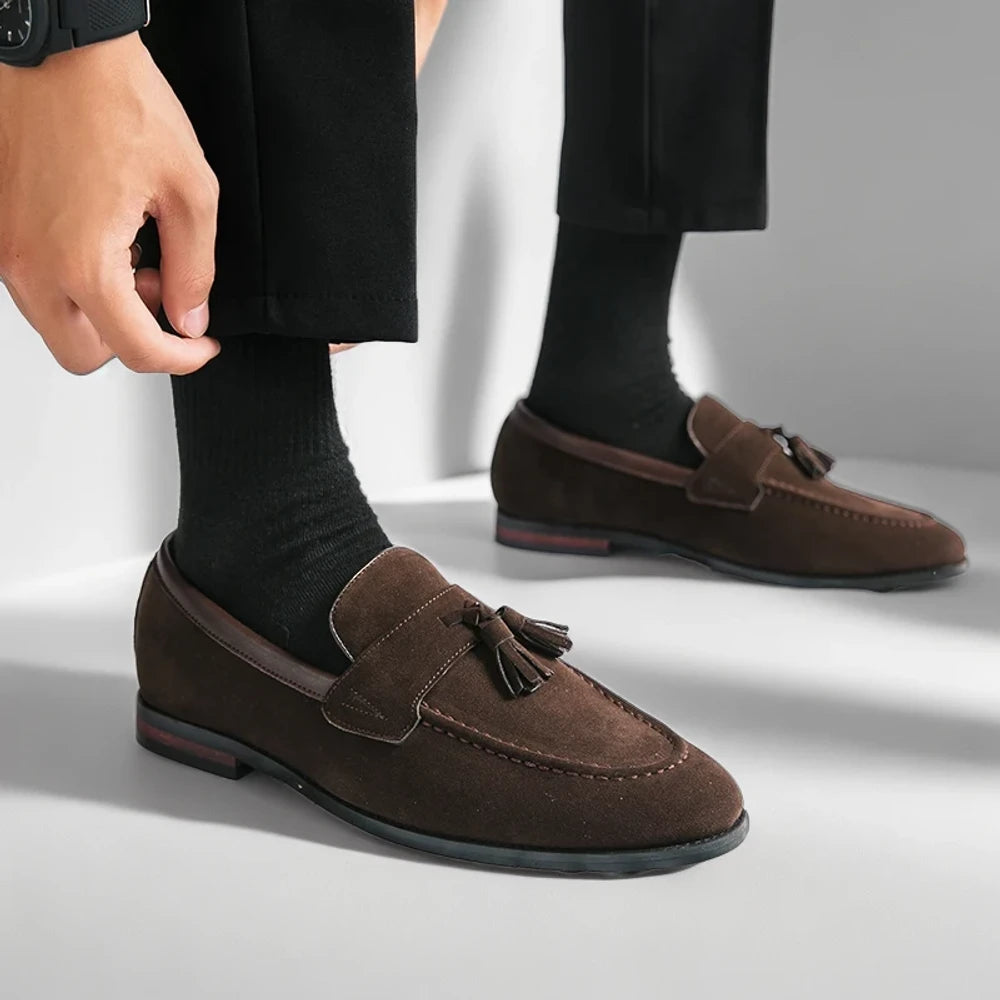 Mocassins de conduite en daim portés avec pantalon chino, style élégant