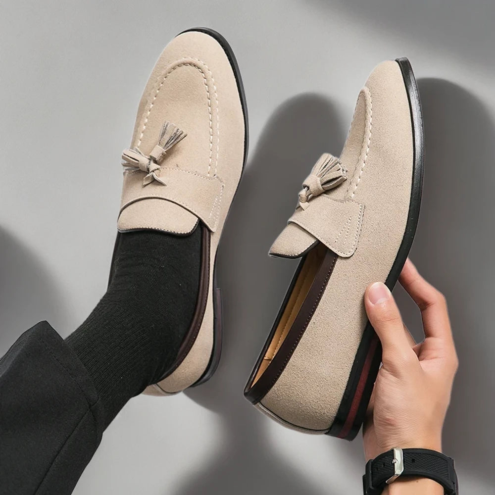Détail gland et finitions du mocassin de conduite en daim premium